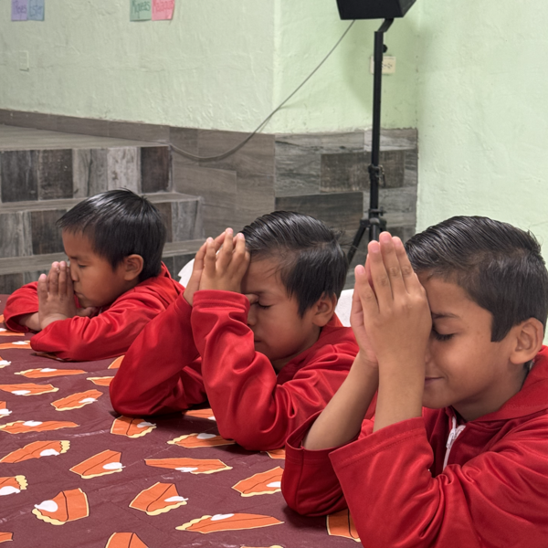Praying in thanksgiving dinner